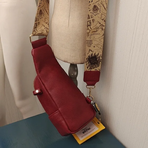 Universal Studios Harry Potter Mischief Bag With ID Clip - Picture 3 of 11